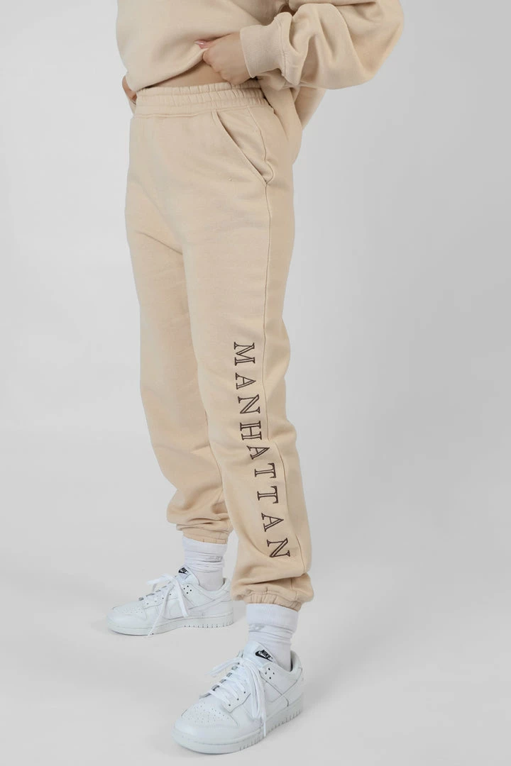 Kaiia MANHATTAN SLOGAN 90S JOGGERS STONE 4 Kaiia MANHATTAN SLOGAN 90S JOGGERS STONE