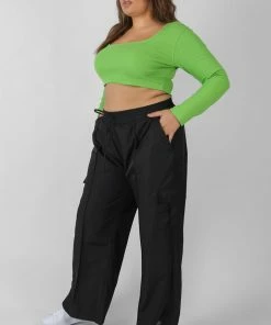 Kaiia CURVE LONG SLEEVE SQUARE NECK CROP TOP GREEN CLOTHING