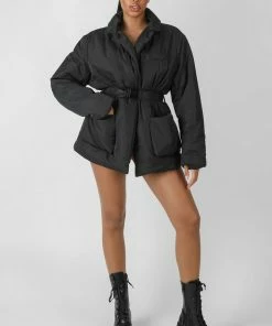 Kaiia SOPHIA & CINZIA BELTED PUFFER BLAZER BLACK